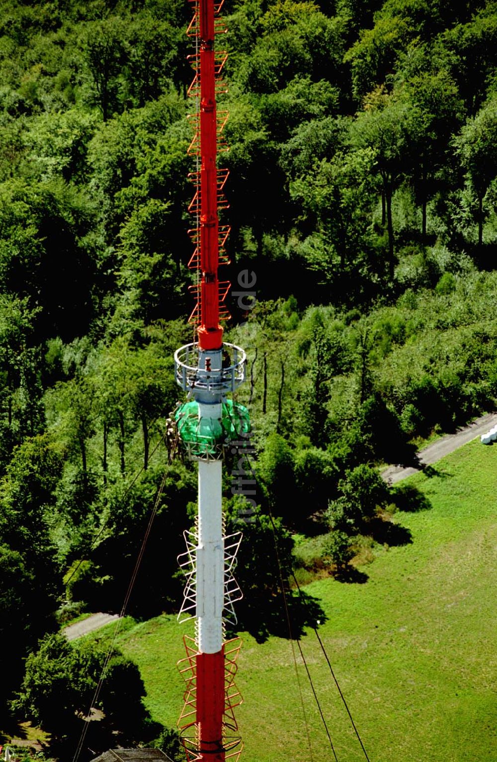 Göttelborn / Saarland von oben - Göttelborn / Saarland Blick auf die Sanierung des Sendemastes im Saarland durch die Firma W