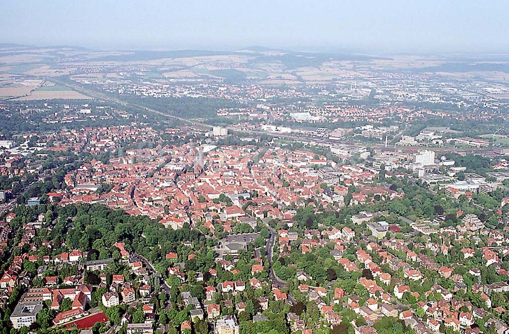 Göttingen / Niedersachsen aus der Vogelperspektive: Göttingen / Niedersachsen Stadtansicht von Göttingen mit Blick auf dir durchführende Eisenbahnstrecke