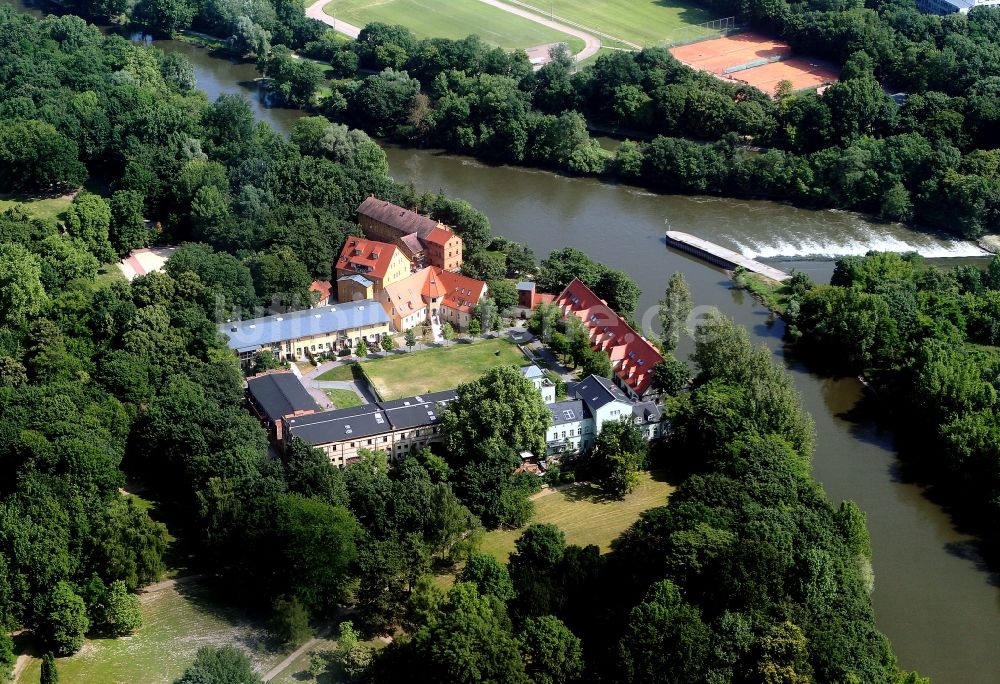 Halle (Saale) von oben - Gut Gimritz mit Wehr auf der Peißnitzinsel am Ufer der Saale in Halle (Saale) in Sachsen-Anhalt