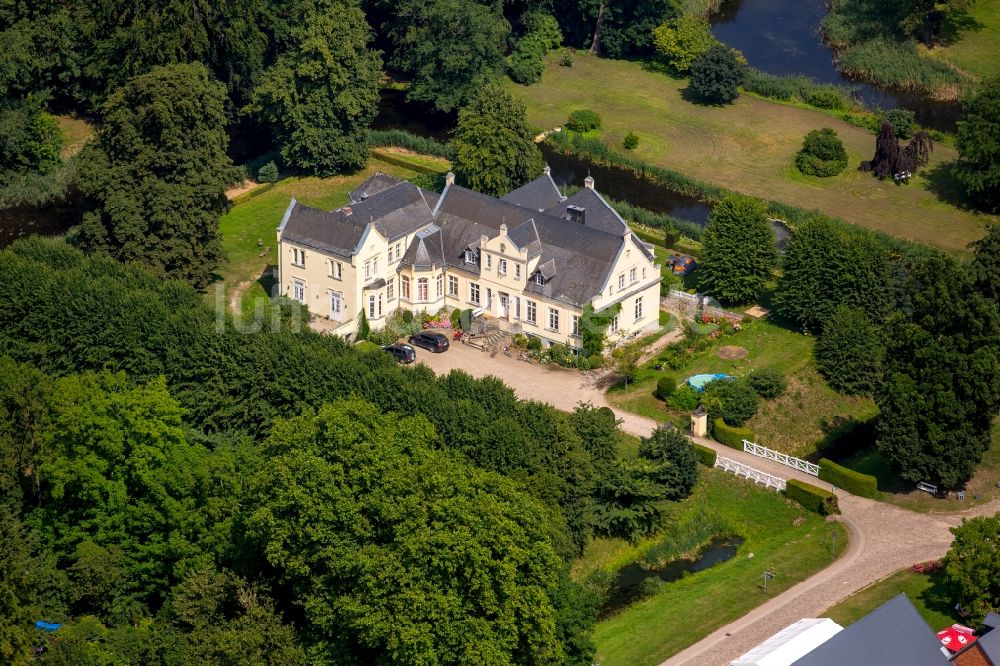 Walkendorf von oben - Gutshaus des FerienGut Dalwitz in Walkendorf im Bundesland Mecklenburg-Vorpommern