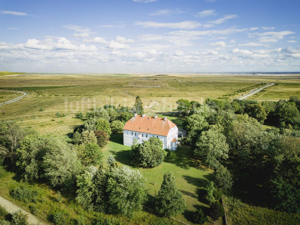 Neupetershain aus der Vogelperspektive: Gutshaus und Landgut am Geisendorfer Berg in Neupetershain im Bundesland Brandenburg, Deutschland