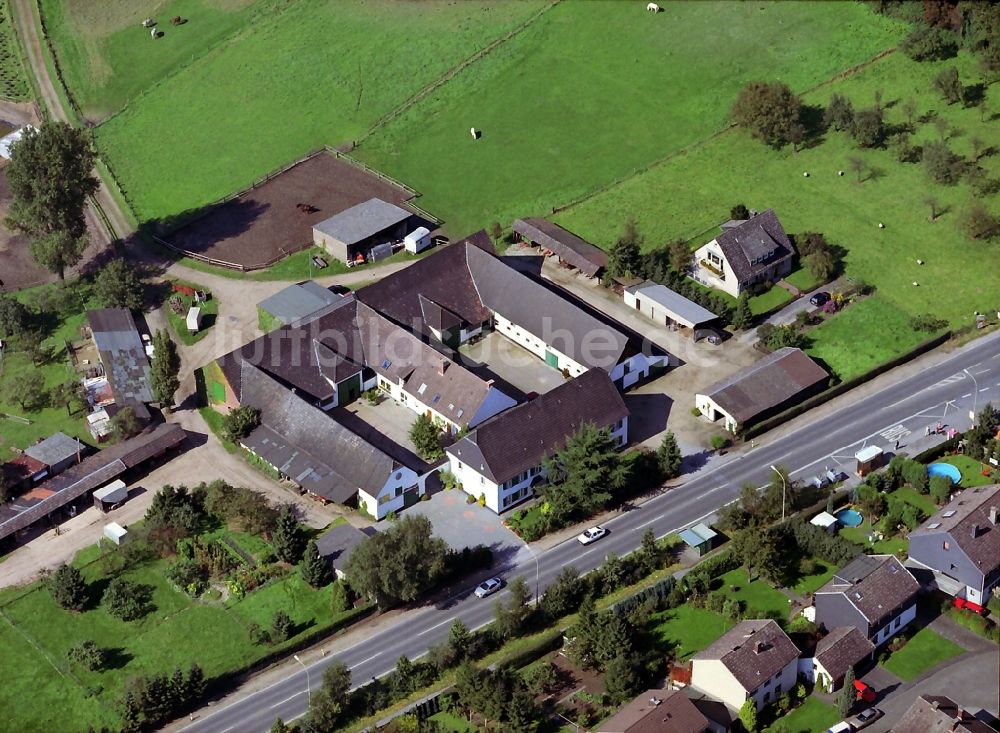 Langenfeld-Richrath aus der Vogelperspektive: Gutshof eines Landwirtschaftsbetriebes an der Hildener Straße am Ortsrand von Langenfeld-Richrath in Nordhrhein-Westfalen