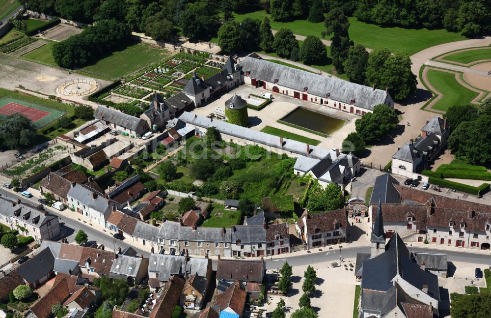 Luftaufnahme Cheverny - Gutshof des Schlosses Cheverny in der Gemeinde Cheverny im Loiretal