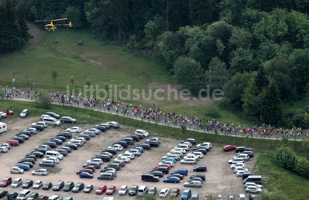 Luftaufnahme Oberhof - GutsMuths - Rennsteig - Lauf ( Crosslauf auf dem Rennsteig in Gedenken an GutsMuths) im Thüringer Wald in Oberhof im Bundesland Thüringen