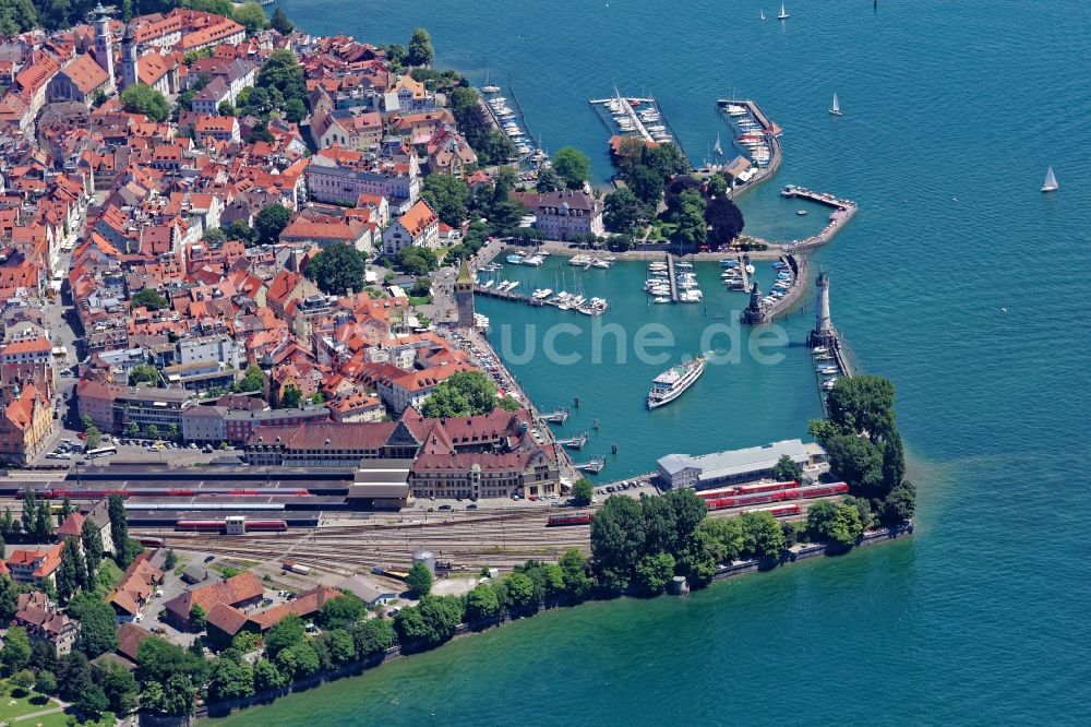 Luftaufnahme Lindau (Bodensee) - Hafen und Bahnhof im Altstadtbereich von Lindau am Bodensee im Bundesland Bayern