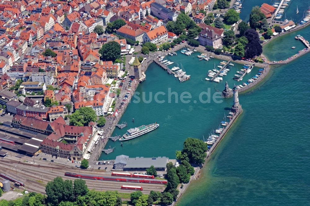 Lindau (Bodensee) von oben - Hafen und Bahnhof im Altstadtbereich von Lindau am Bodensee im Bundesland Bayern