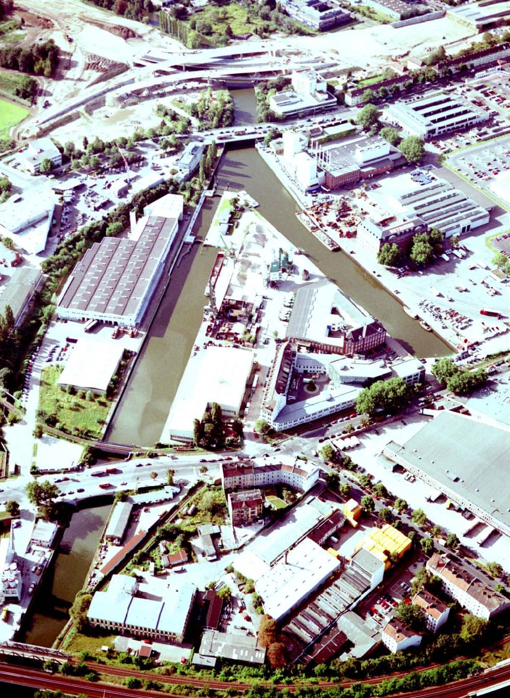 Berlin - Neukölln von oben - Hafen der BEHALA in Berlin - Neukölln.