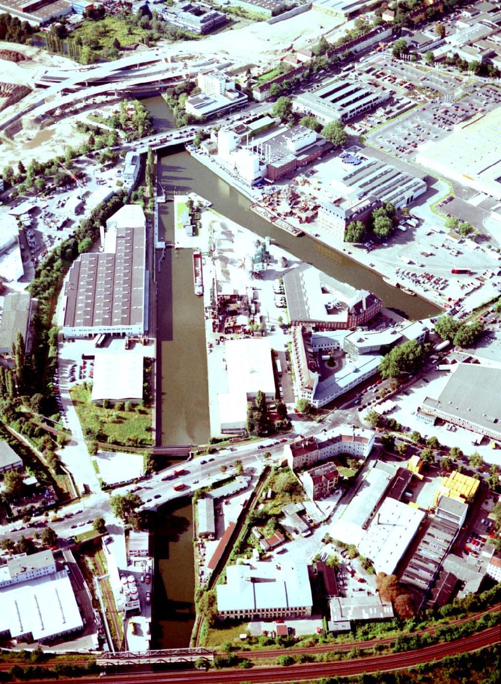 Berlin - Neukölln aus der Vogelperspektive: Hafen der BEHALA in Berlin - Neukölln.