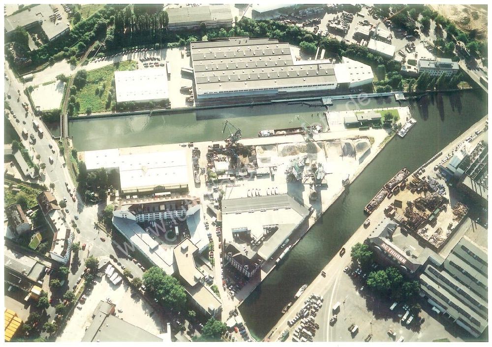 Berlin - Neukölln aus der Vogelperspektive: Hafen der BEHALA in Berlin - Neukölln.