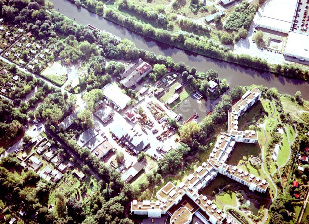 Berlin - Steglitz von oben - Hafen der BEHALA in Berlin - Steglitz am Teltowkanal.