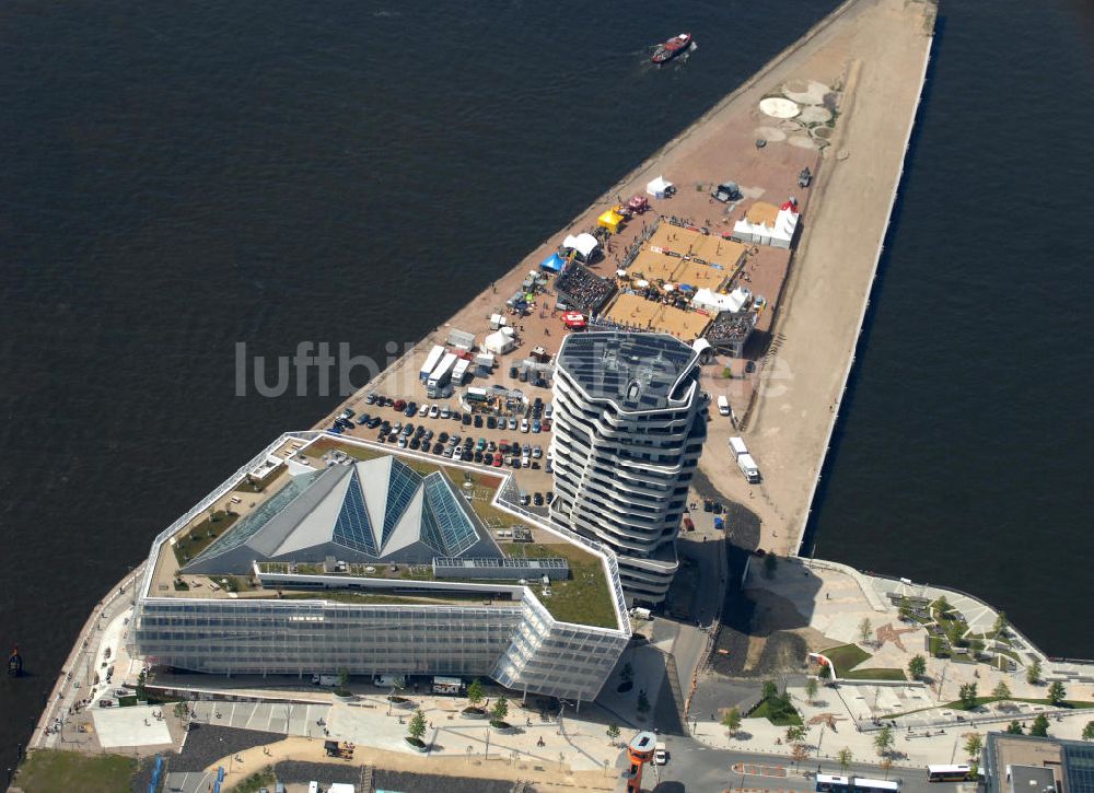 Hamburg von oben - Hafen City 7 Strandkai in Hamburg