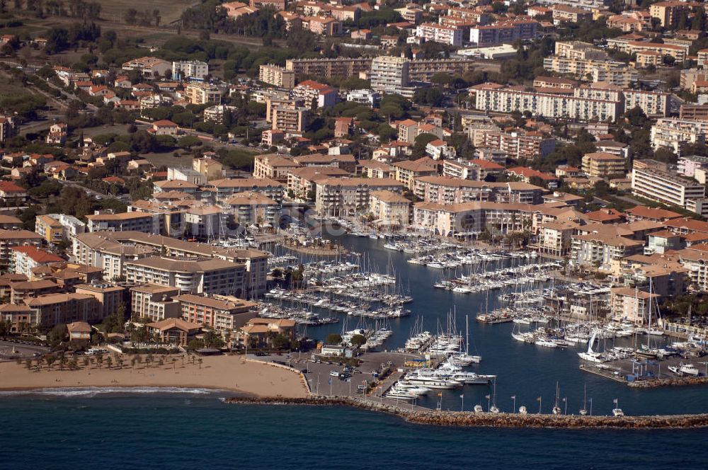 Fréjus von oben - Hafen von Fréjus an der Cote d'Azur in Frankreich