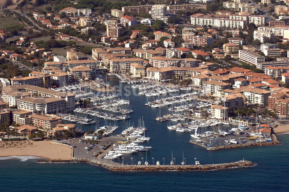 Fréjus aus der Vogelperspektive: Hafen von Fréjus an der Cote d'Azur in Frankreich