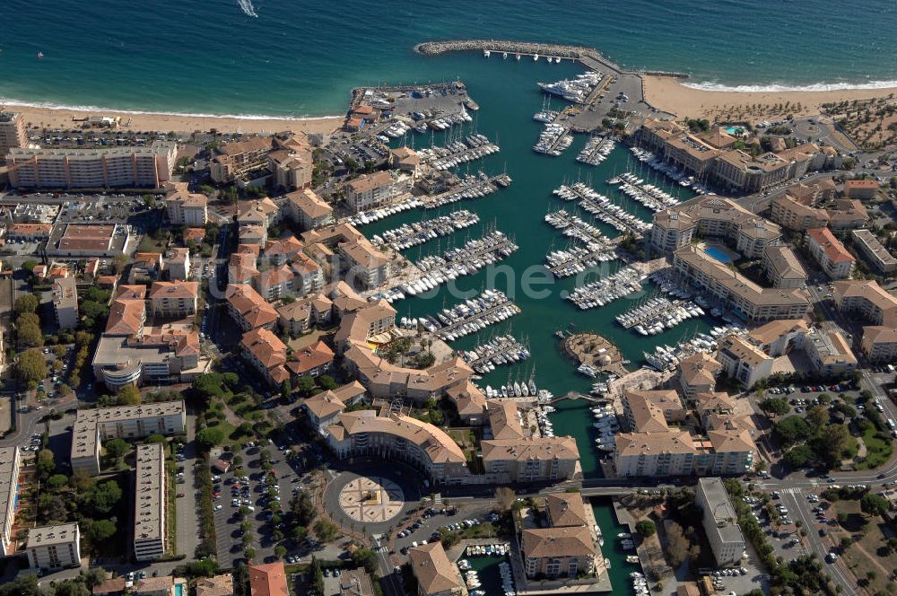 Fréjus von oben - Hafen von Fréjus an der Cote d'Azur in Frankreich