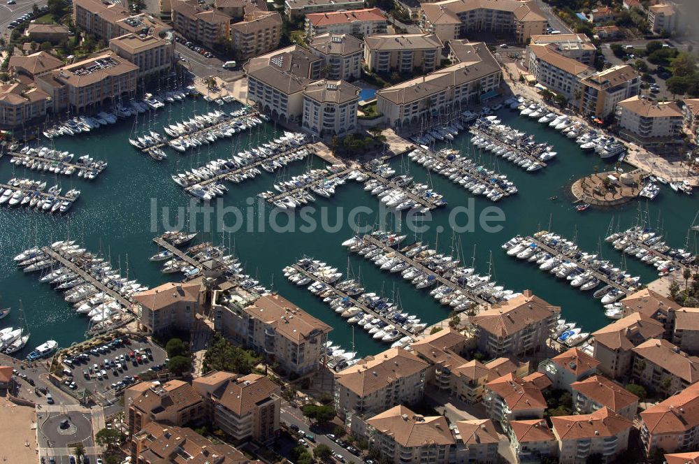 Fréjus aus der Vogelperspektive: Hafen von Fréjus an der Cote d'Azur in Frankreich