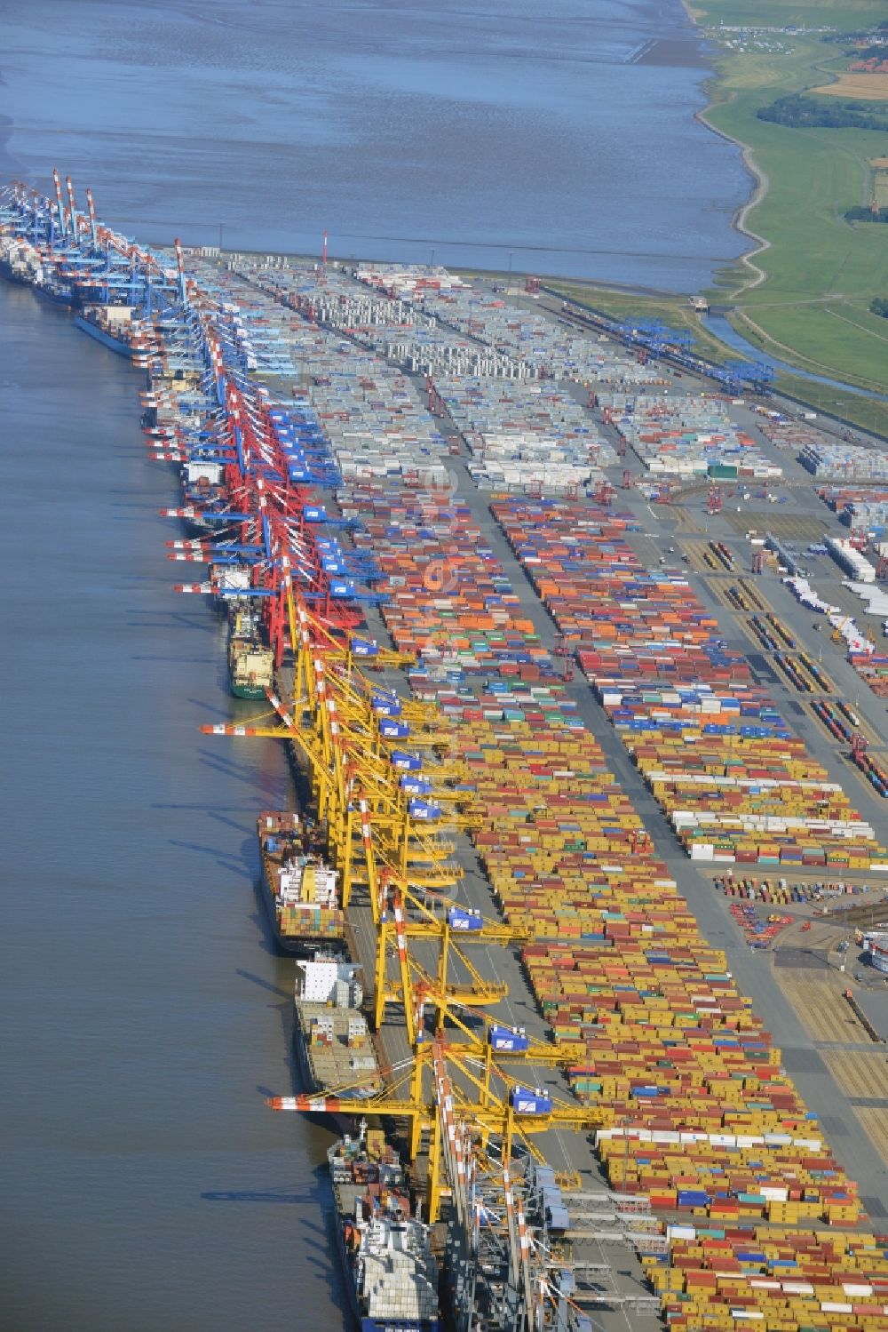 Bremerhaven aus der Vogelperspektive: Hafen - Gelände des Containerterminal und Überseehafen Bremerhaven