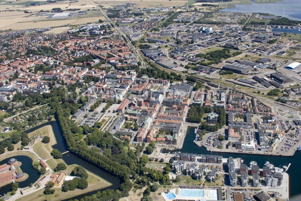 Landskrona aus der Vogelperspektive: Hafen- und Industriestadt Landskrona am Öresund in Schweden