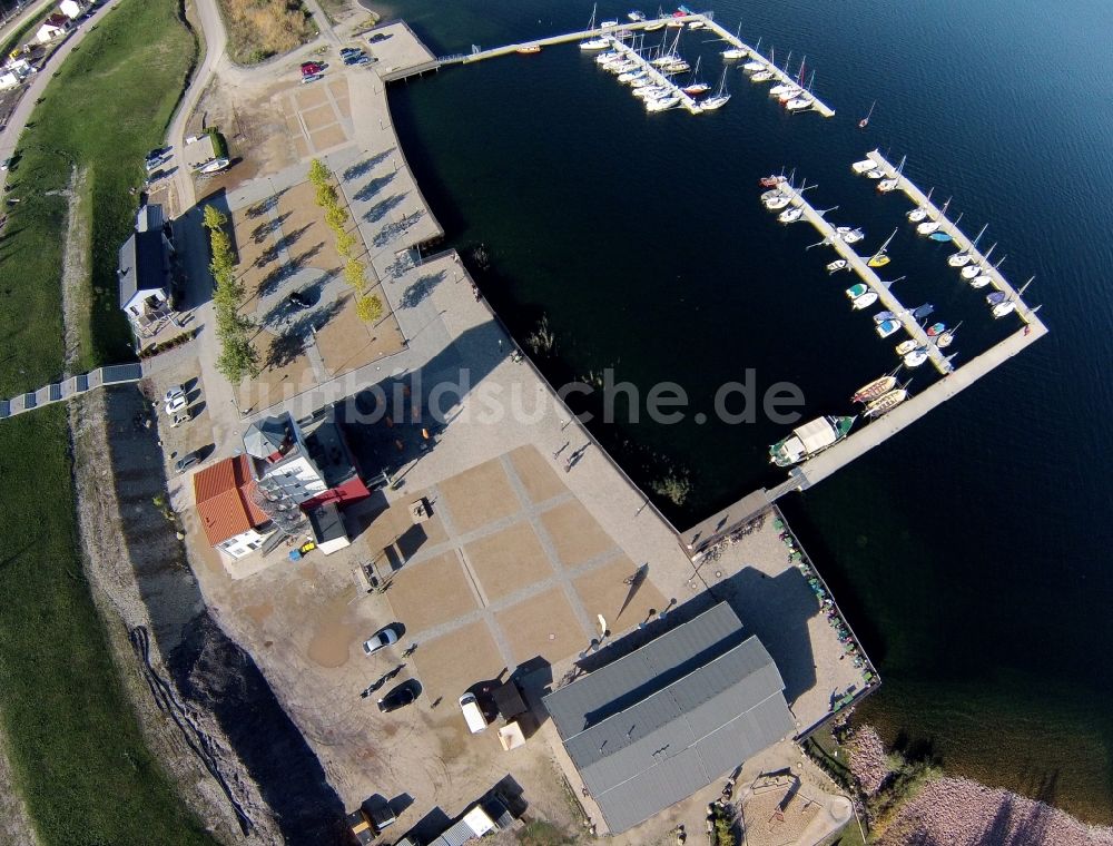 Luftaufnahme Mücheln - Hafen der Marina Mücheln am Ufer des durch Rekultivierung eines Braunkohle - Tagebaus entstandenen See der Bergbaufolgelandschaft Geiseltal im Bundesland Sachsen-Anhalt