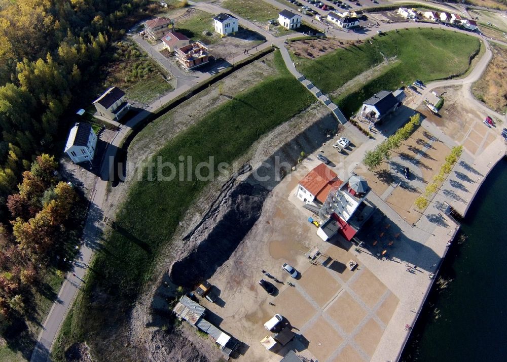 Mücheln von oben - Hafen der Marina Mücheln am Ufer des durch Rekultivierung eines Braunkohle - Tagebaus entstandenen See der Bergbaufolgelandschaft Geiseltal im Bundesland Sachsen-Anhalt