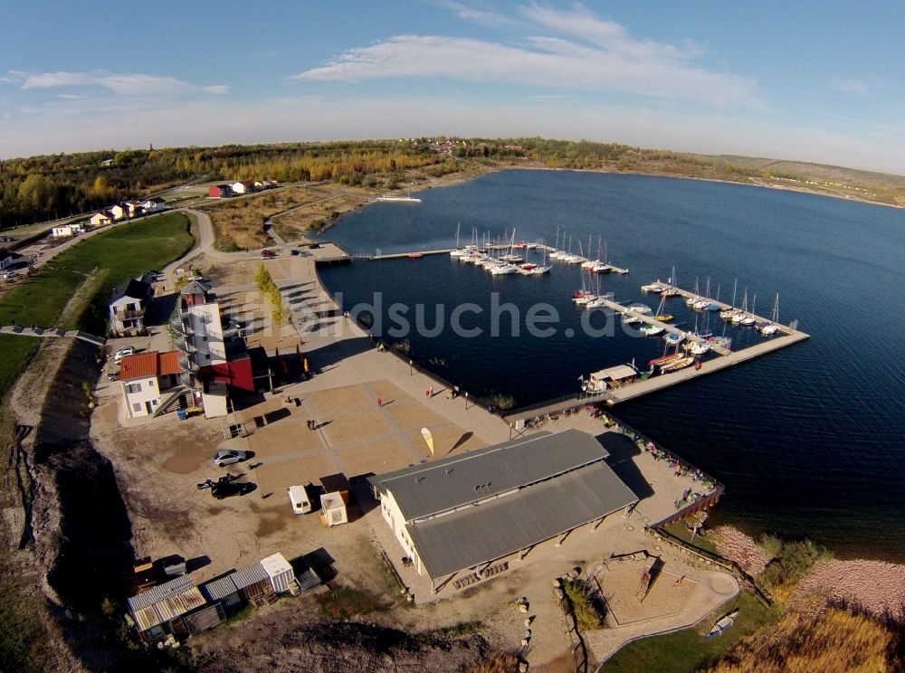 Mücheln aus der Vogelperspektive: Hafen der Marina Mücheln am Ufer des durch Rekultivierung eines Braunkohle - Tagebaus entstandenen See der Bergbaufolgelandschaft Geiseltal im Bundesland Sachsen-Anhalt