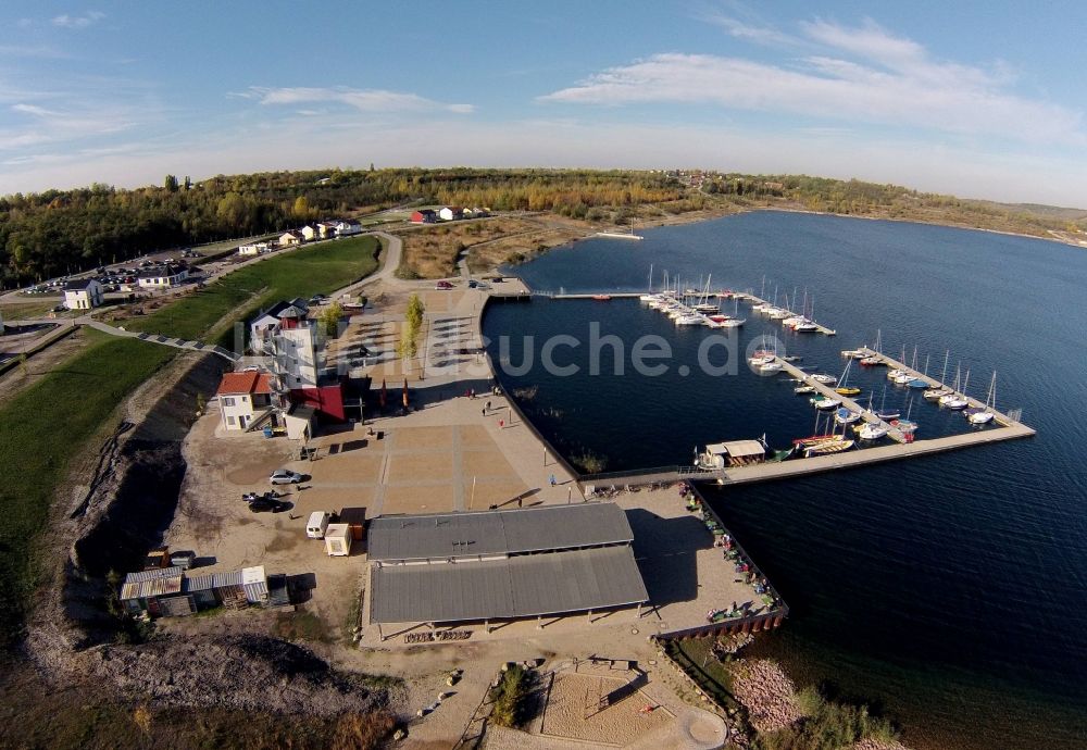 Luftbild Mücheln - Hafen der Marina Mücheln am Ufer des durch Rekultivierung eines Braunkohle - Tagebaus entstandenen See der Bergbaufolgelandschaft Geiseltal im Bundesland Sachsen-Anhalt