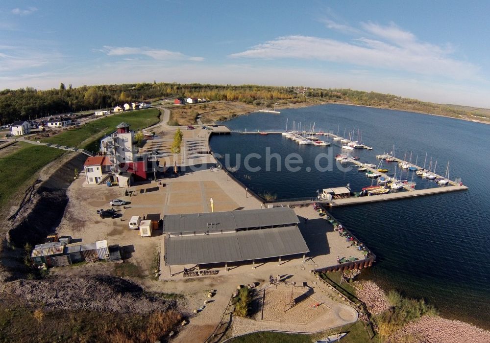 Mücheln von oben - Hafen der Marina Mücheln am Ufer des durch Rekultivierung eines Braunkohle - Tagebaus entstandenen See der Bergbaufolgelandschaft Geiseltal im Bundesland Sachsen-Anhalt