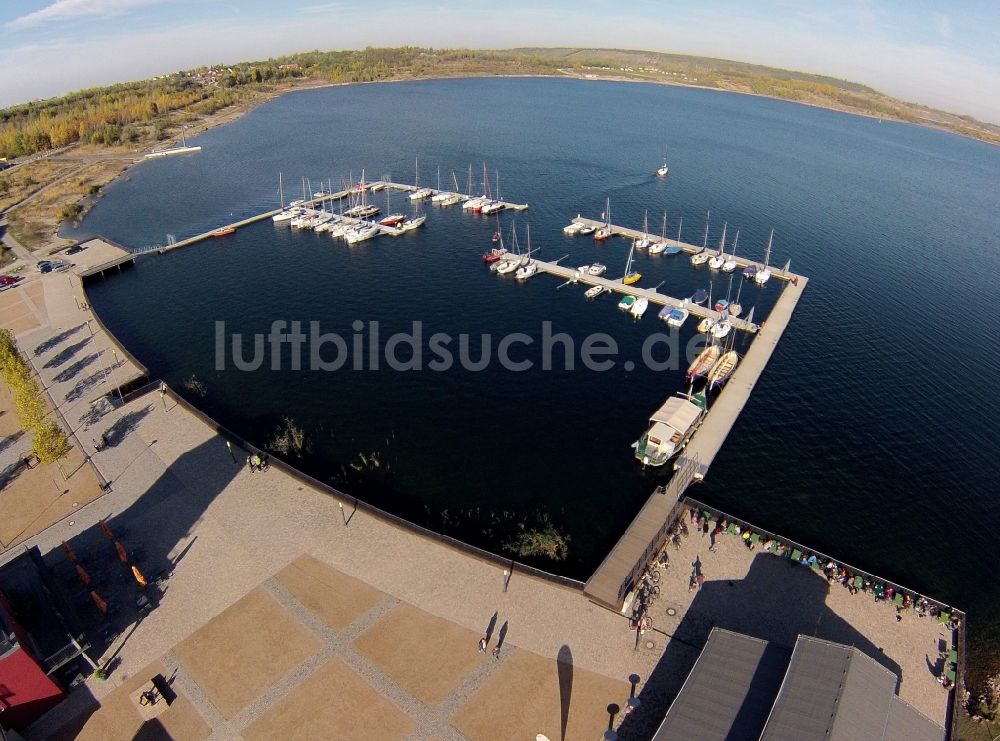 Mücheln aus der Vogelperspektive: Hafen der Marina Mücheln am Ufer des durch Rekultivierung eines Braunkohle - Tagebaus entstandenen See der Bergbaufolgelandschaft Geiseltal im Bundesland Sachsen-Anhalt