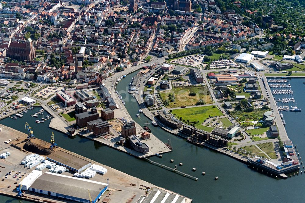 Luftaufnahme Wismar - Hafen an der Meeres- Küste der Ostsee mit Alter Hafen und Grube in Wismar im Bundesland Mecklenburg-Vorpommern, Deutschland