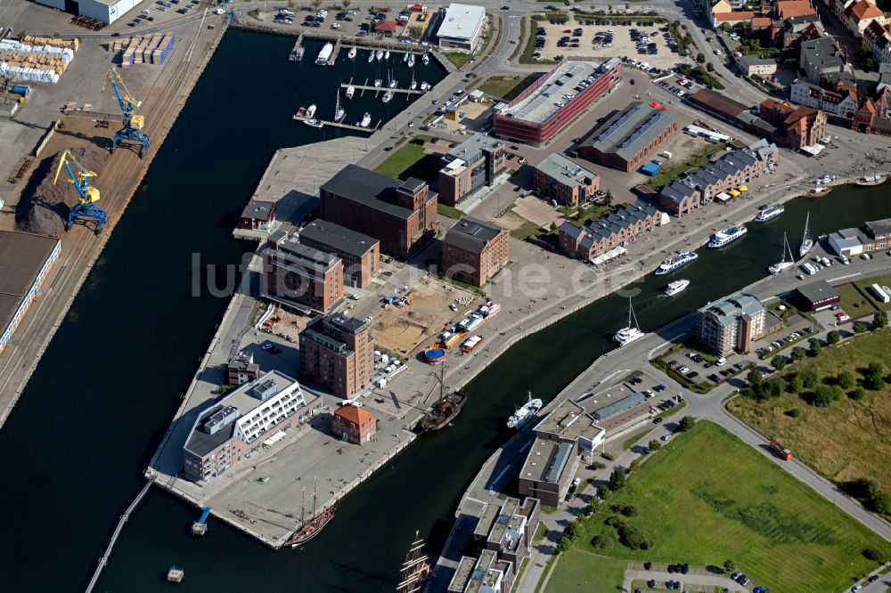 Wismar von oben - Hafen an der Meeres- Küste der Ostsee mit Alter Hafen und Wasserwanderrastplatz in Wismar im Bundesland Mecklenburg-Vorpommern, Deutschland