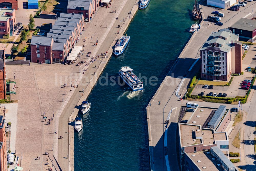 Hansestadt Wismar aus der Vogelperspektive: Hafen an der Meeres- Küste der Ostsee mit Alter Hafen in Wismar im Bundesland Mecklenburg-Vorpommern, Deutschland