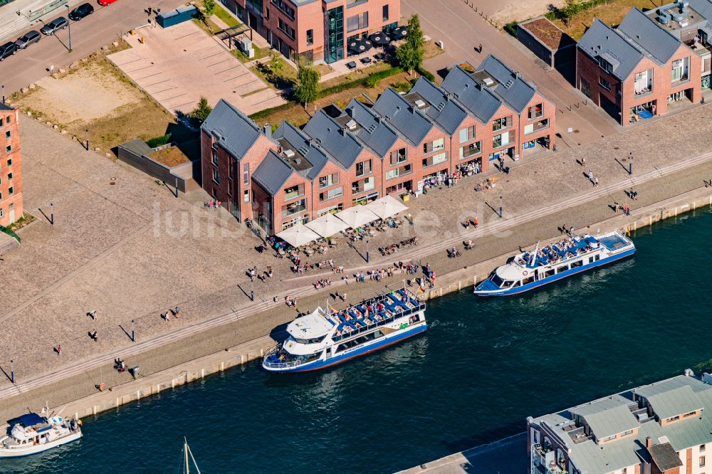 Luftbild Hansestadt Wismar - Hafen an der Meeres- Küste der Ostsee mit Alter Hafen in Wismar im Bundesland Mecklenburg-Vorpommern, Deutschland