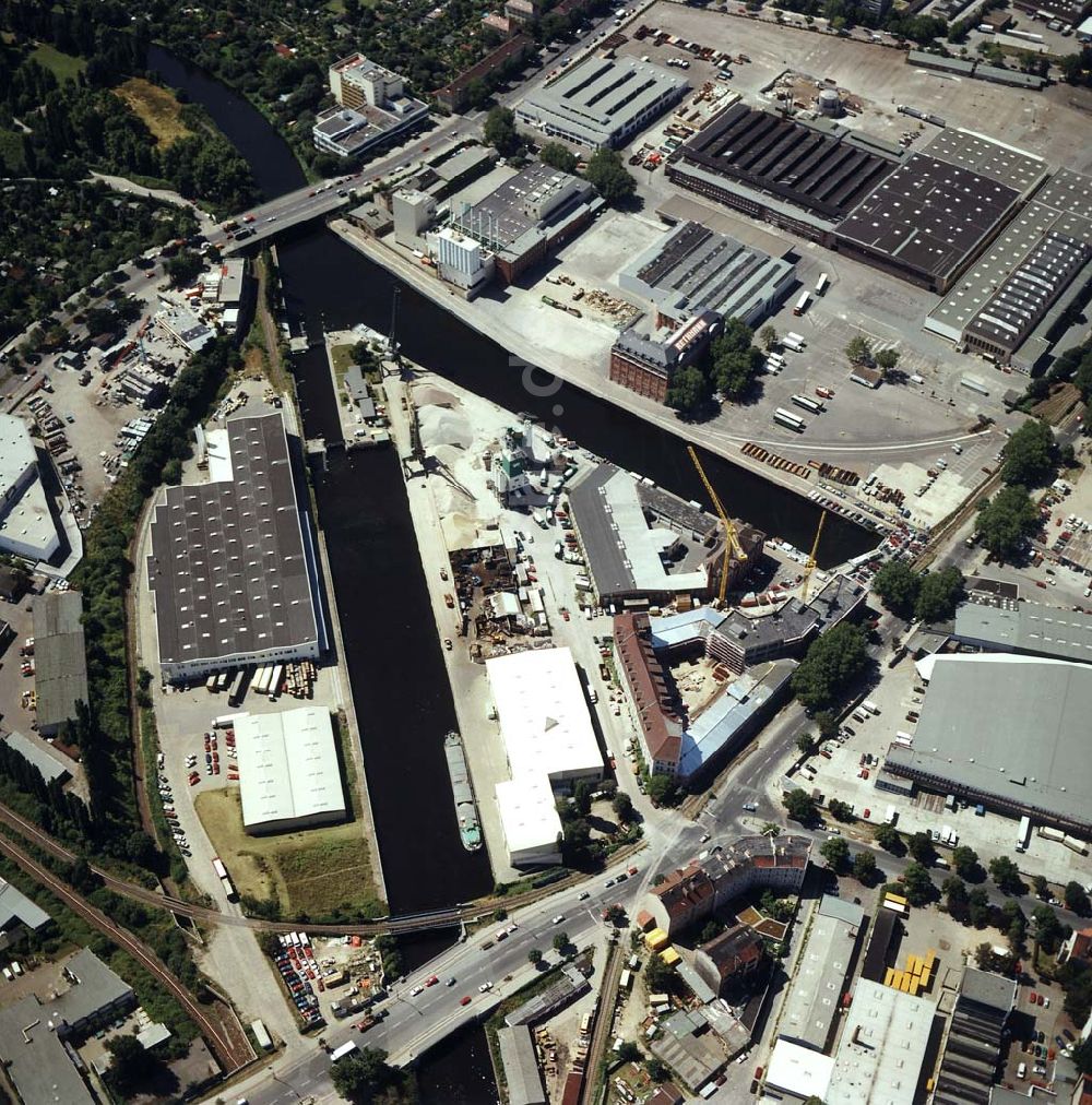 Berlin - Neukölln aus der Vogelperspektive: Hafen Neukölln der BEHALA an der Lahnstraße 5 in Berlin - Neukölln.