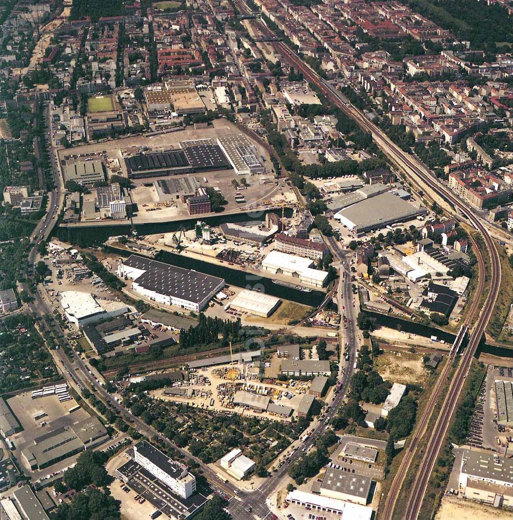 Berlin - Neukölln aus der Vogelperspektive: Hafen Neukölln der BEHALA an der Lahnstraße 5 in Berlin - Neukölln.