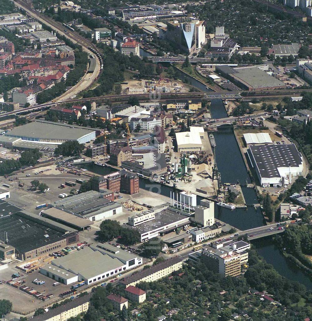 Berlin - Neukölln aus der Vogelperspektive: Hafen Neukölln der BEHALA an der Lahnstraße 5 in Berlin - Neukölln.