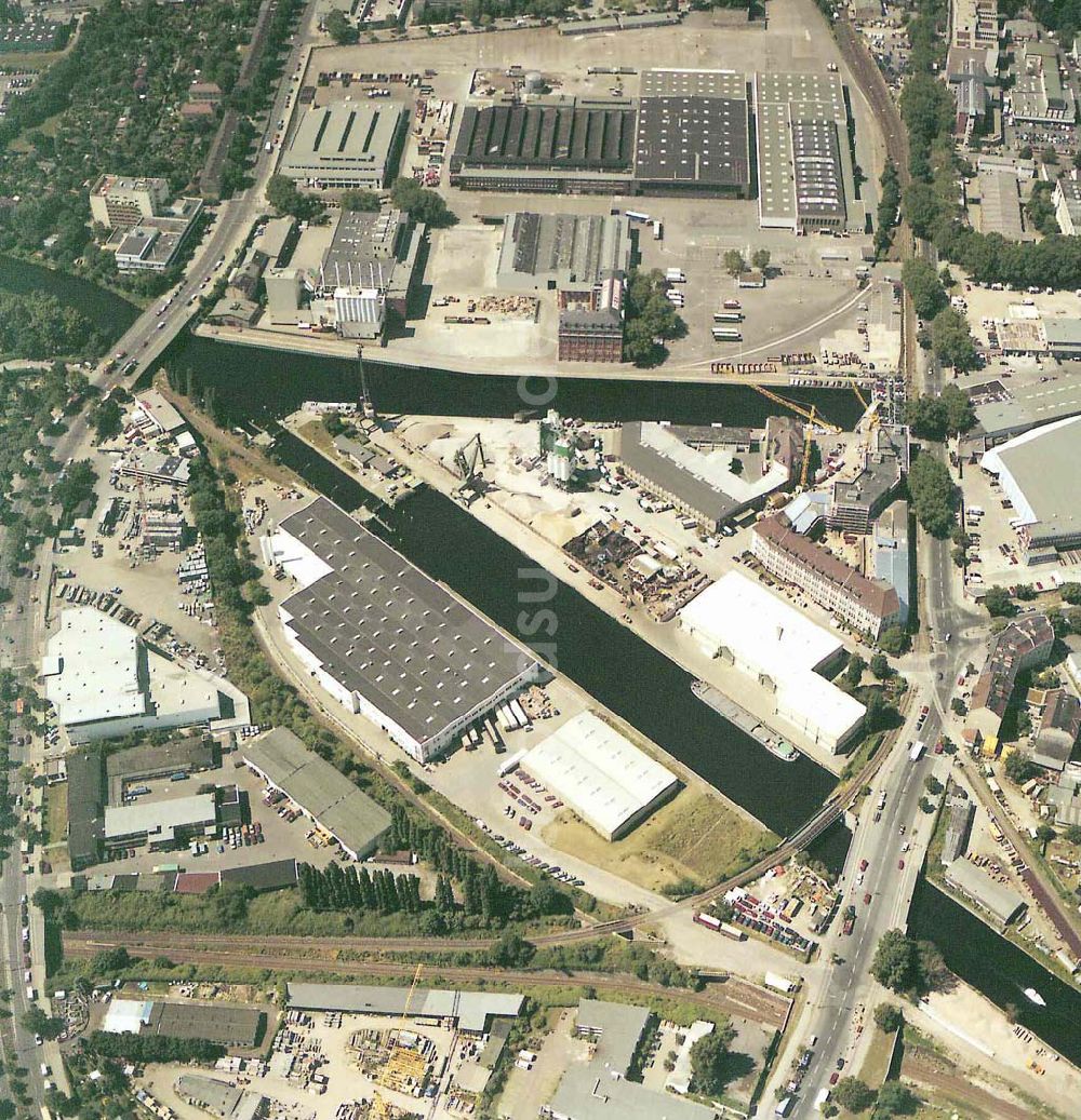 Berlin - Neukölln aus der Vogelperspektive: Hafen Neukölln der BEHALA an der Lahnstraße 5 in Berlin - Neukölln.