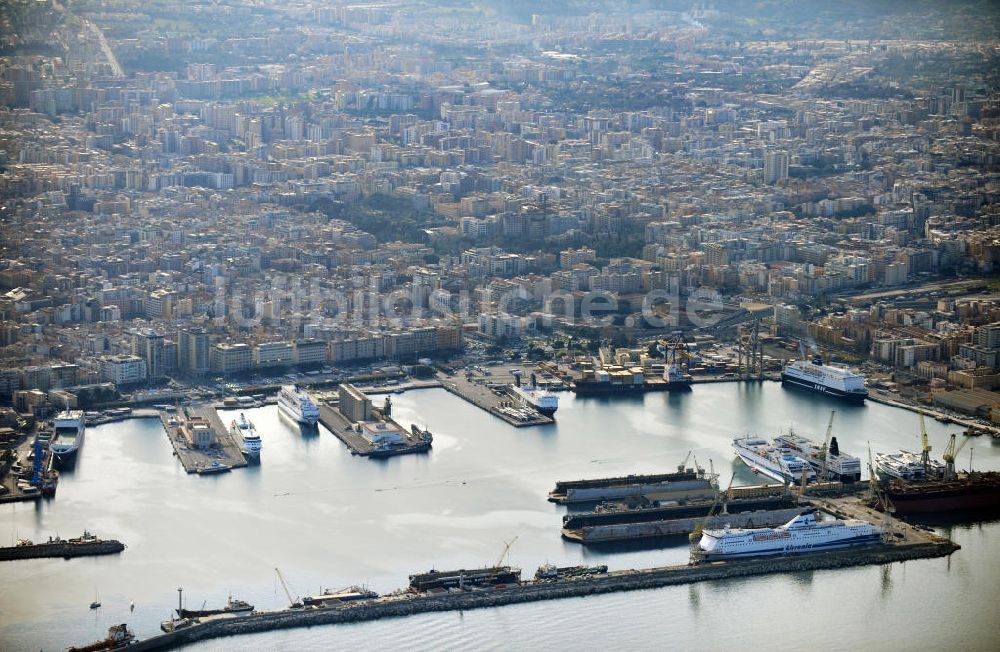 Palermo von oben - Hafen Palermo auf Sizilien in Italien