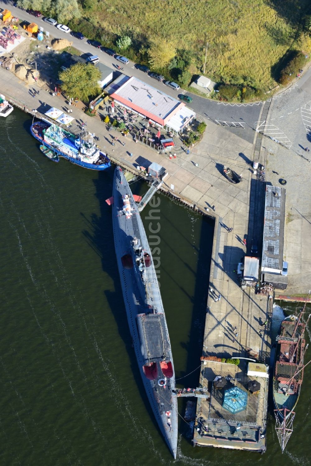 Peenemünde von oben - Hafen Peenemünde mit dem Unterseeboot U-461 im Bundesland Mecklenburg-Vorpommern