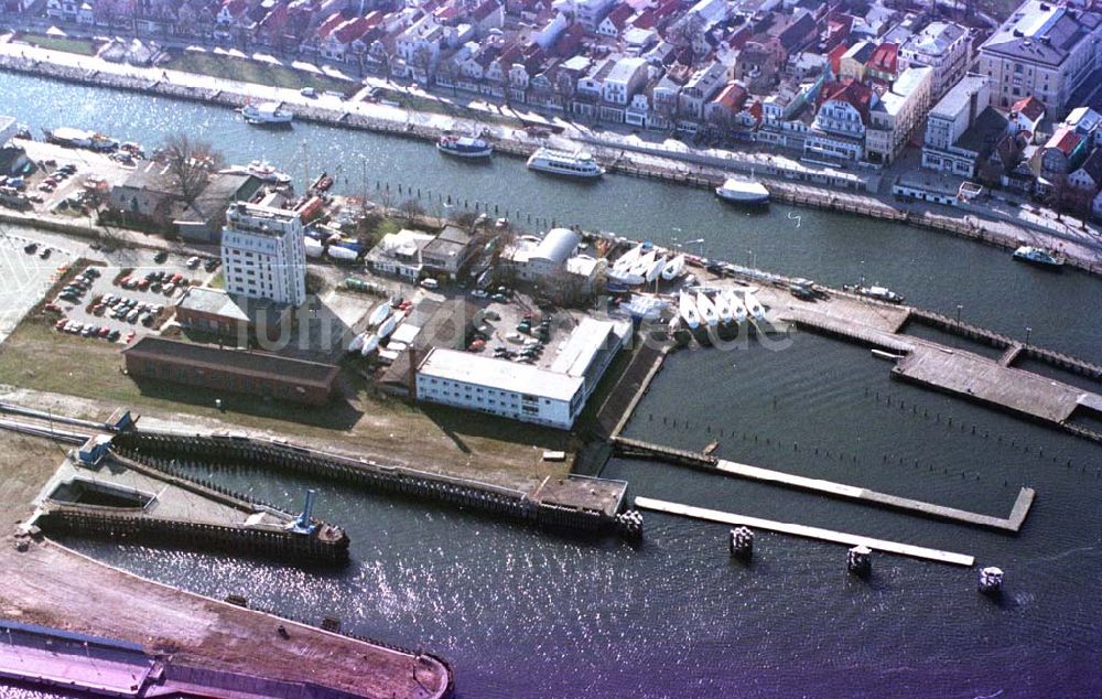 Rostock / MV aus der Vogelperspektive: Hafen in Rostock.