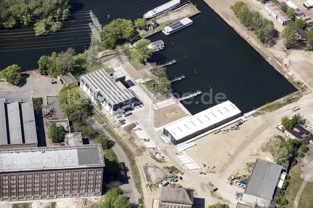 Berlin von oben - Hafen Rummelsburg in der Rummelsburger Bucht am Ufer der Spree im Bezirk Treptow-Köpenick in Berlin