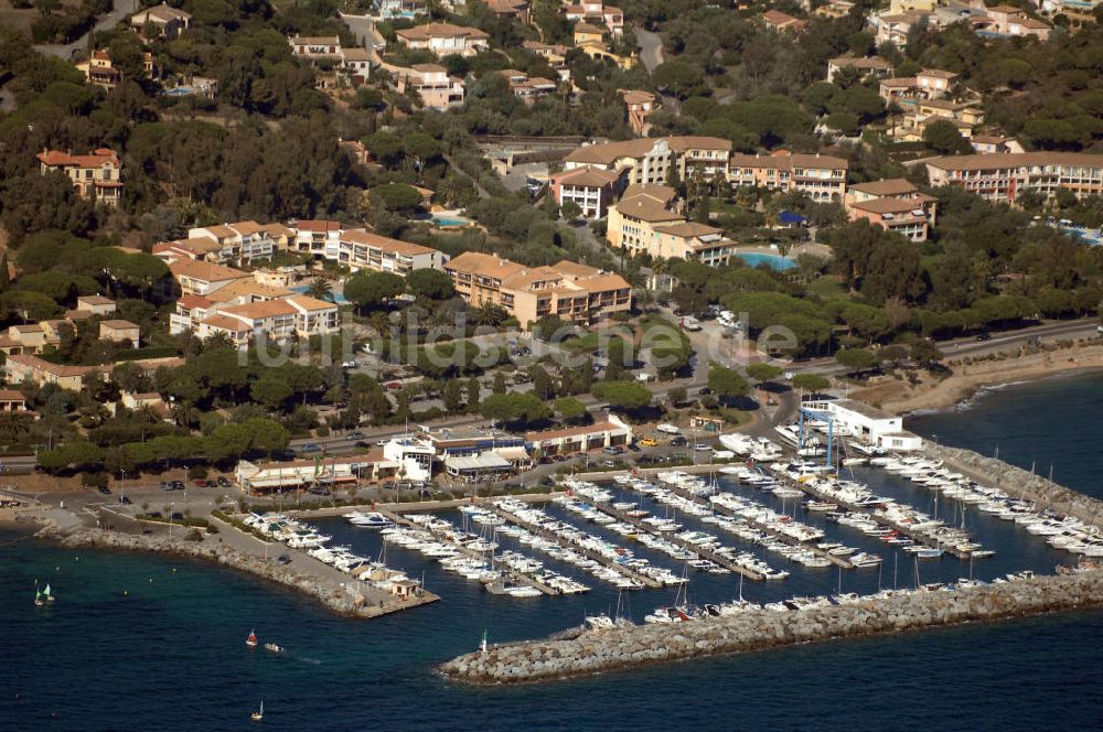 San-Peire-sur-Mer aus der Vogelperspektive: Hafen von San-Peire-sur-Mer an der Cote d'Azur in Frankreich