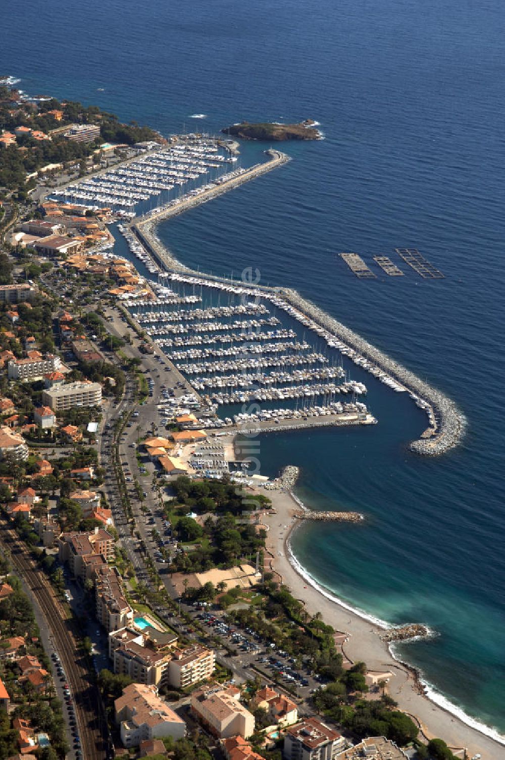 Saint-Raphael aus der Vogelperspektive: Hafen Santa Lucia in Saint-Raphael an der Cote d'Azur in Frankreich