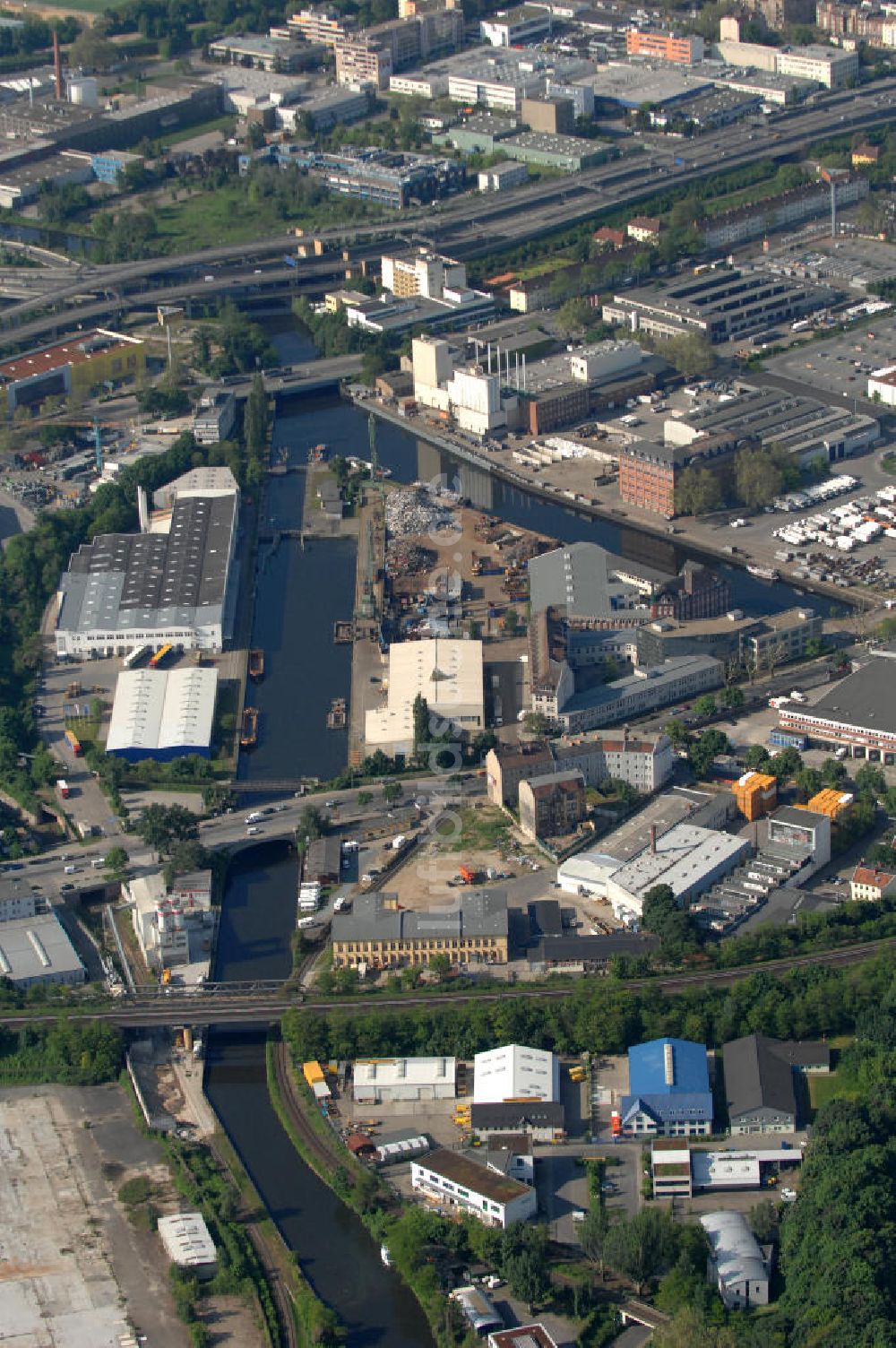 Luftbild Berlin - Hafen und Schlause Berlin-Neukölln