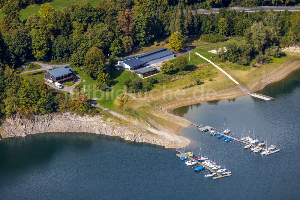 Meschede aus der Vogelperspektive: Hafen mit Segelboot- Anlegestellen und Bootsliegeplätzen am Uferbereich des Hennesee in Meschede im Bundesland Nordrhein-Westfalen, Deutschland