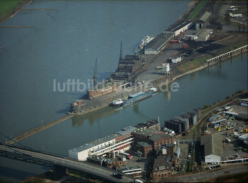 Luftaufnahme Krefeld - Hafen- und Speicher- Gelände des Uerdinger Hafen, auch Rheinhafen Krefeld im Bundesland Nordrhein-Westfalen