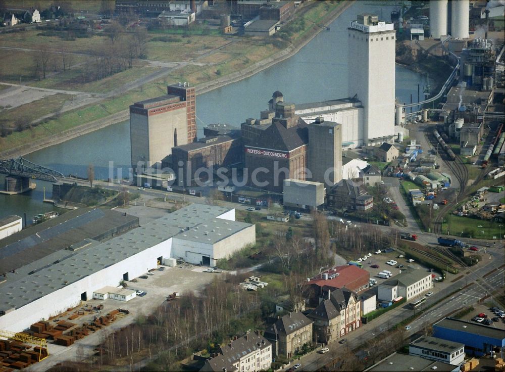 Krefeld von oben - Hafen- und Speicher- Gelände des Uerdinger Hafen, auch Rheinhafen Krefeld im Bundesland Nordrhein-Westfalen