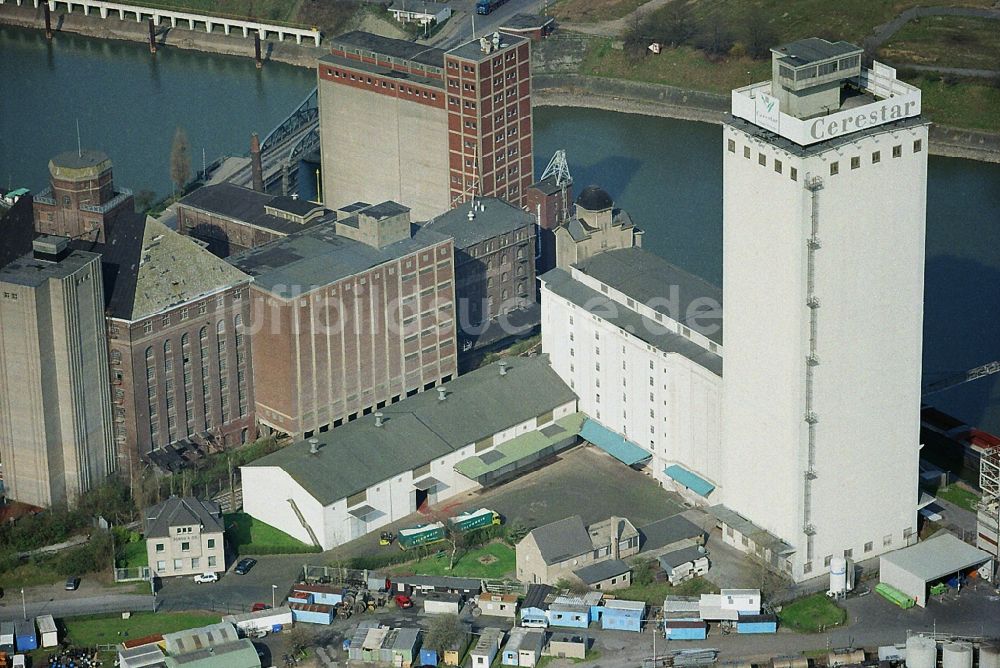 Krefeld aus der Vogelperspektive: Hafen- und Speicher- Gelände des Uerdinger Hafen, auch Rheinhafen Krefeld im Bundesland Nordrhein-Westfalen