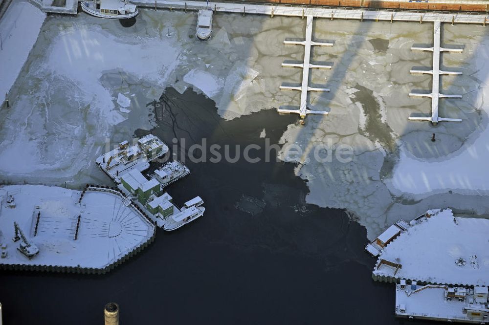 Berlin aus der Vogelperspektive: Hafen Tempelhof in Berlin im Winter