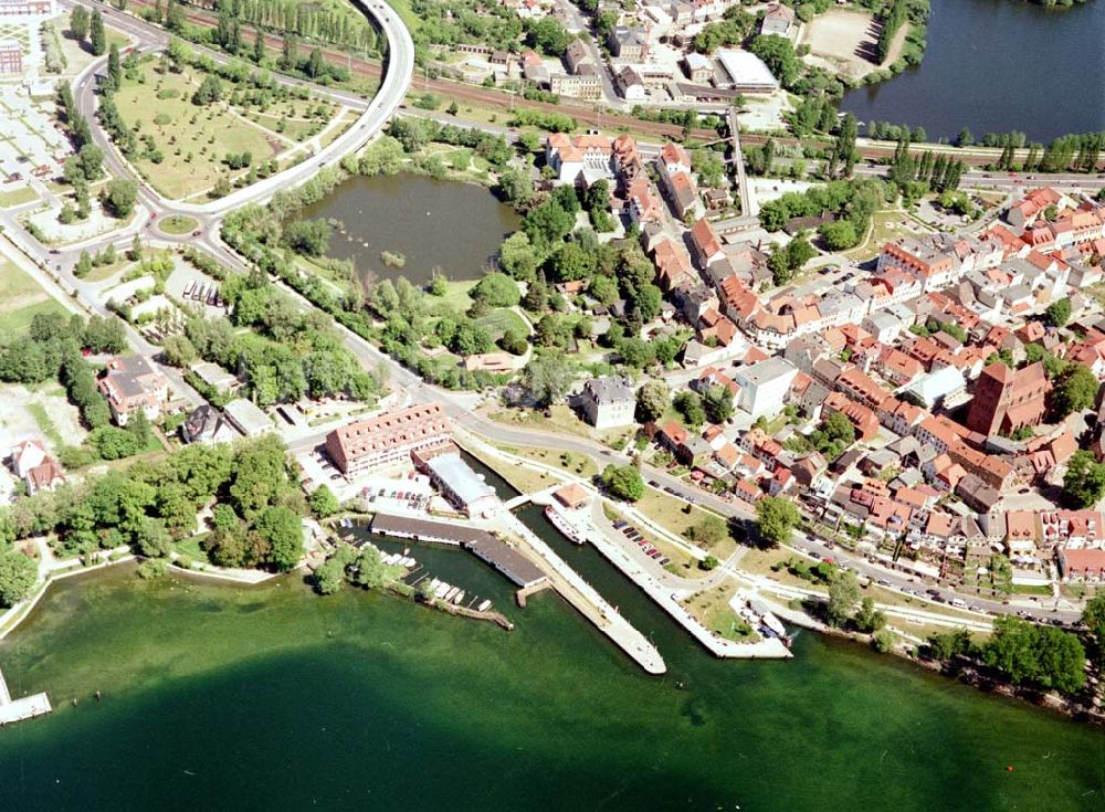 Waren - Müritz / MV aus der Vogelperspektive: Hafen- und Uferbereich von Waren - Müritz.