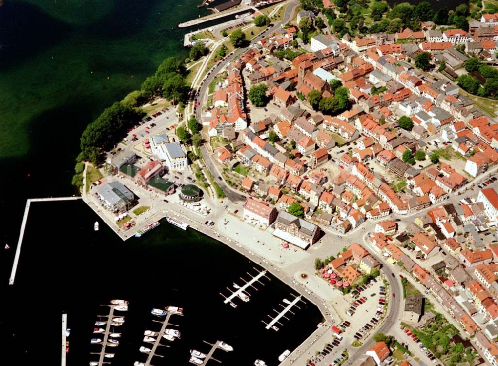 Luftbild Waren - Müritz / MV - Hafen- und Uferbereich von Waren - Müritz.