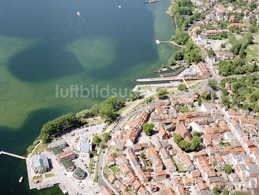 Luftaufnahme Waren - Müritz / MV - Hafen- und Uferbereich von Waren - Müritz.